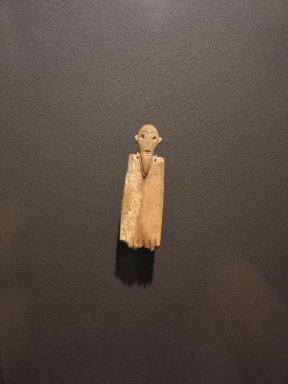  <em>Comb with Human Image</em>, ca. 3500-3400 B.C.E. Bone, 7/8 x 2 5/8 in. (2.2 x 6.6 cm). Brooklyn Museum, Charles Edwin Wilbour Fund, 35.1267. Creative Commons-BY (Photo: Brooklyn Museum, CUR.35.1267_erg3.jpg)