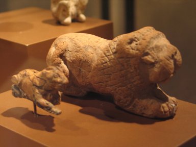  <em>Figure of a Lion</em>, ca. 3100–2800 B.C.E. Terracotta, 2 9/16 x 2 1/4 x 5 1/8 in. (6.5 x 5.7 x 13 cm). Brooklyn Museum, Charles Edwin Wilbour Fund, 58.128.1. Creative Commons-BY (Photo: , CUR.35.1273_58.128.1_erg3.jpg)