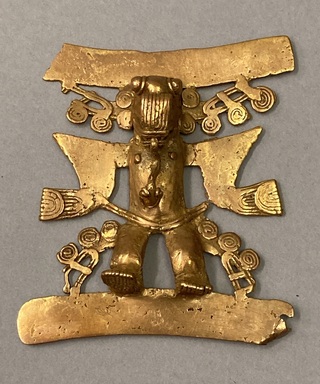 Diquís. <em>Gold Ornament in the Form of an Animal Devouring a Serpent</em>, 700-1550 CE. Gold, 3 5/16 × 3 × 3/4 in. (8.4 × 7.6 × 1.9 cm). Brooklyn Museum, Alfred W. Jenkins Fund, 35.189. Creative Commons-BY (Photo: Brooklyn Museum, CUR.35.189_overall.jpg)