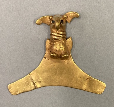  <em>Pendant in Form of Bird</em>. Gold, 2 3/4 × 3 1/8 × 3/4 in. (7 × 7.9 × 1.9 cm). Brooklyn Museum, Alfred W. Jenkins Fund, 35.235. Creative Commons-BY (Photo: Brooklyn Museum, CUR.35.235_overall.jpg)