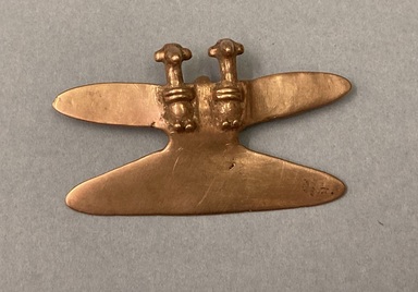  <em>Pendant</em>. Gold, 1 3/16 × 2 1/16 × 3/8 in. (3 × 5.2 × 1 cm). Brooklyn Museum, Alfred W. Jenkins Fund, 35.294. Creative Commons-BY (Photo: Brooklyn Museum, CUR.35.294.jpg)