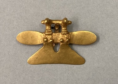  <em>Pendant in Form of Double Bird</em>. Gold, 1 × 1 3/4 × 1/2 in. (2.5 × 4.4 × 1.3 cm). Brooklyn Museum, Alfred W. Jenkins Fund, 35.312. Creative Commons-BY (Photo: Brooklyn Museum, CUR.35.312.jpg)