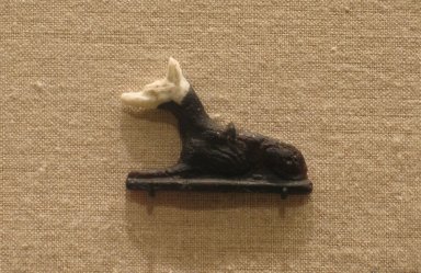  <em>Recumbent Jackal</em>, ca. 525–30 B.C.E. Glass, 1 x 1 3/8 x 3/16 in. (2.5 x 3.5 x 0.5 cm). Brooklyn Museum, Charles Edwin Wilbour Fund, 37.1238E. Creative Commons-BY (Photo: Brooklyn Museum, CUR.37.1238E_wwg8.jpg)