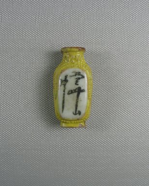  <em>Snuff Bottle</em>, 19th century C.E. Porcelain (probably), 1 7/8 x 7/8 x 9/16 in. (4.8 x 2.3 x 1.4 cm). Brooklyn Museum, Charles Edwin Wilbour Fund, 37.2015E. Creative Commons-BY (Photo: Brooklyn Museum, CUR.37.2015E_side1.jpg)