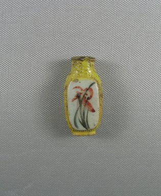  <em>Snuff Bottle</em>, 19th century C.E. Porcelain (probably), 1 15/16 x 15/16 x 5/8 in. (5 x 2.4 x 1.6 cm). Brooklyn Museum, Charles Edwin Wilbour Fund, 37.2016E. Creative Commons-BY (Photo: Brooklyn Museum, CUR.37.2016E_side1.jpg)