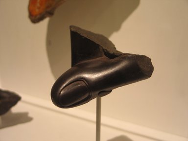  <em>Fragment of a Hand From a Colossal Statue</em>, 664-30 B.C.E. Basalt, 1 13/16 x 3 5/8 x 4 5/16 in. (4.6 x 9.2 x 11 cm). Brooklyn Museum, Charles Edwin Wilbour Fund, 37.264E. Creative Commons-BY (Photo: Brooklyn Museum, CUR.37.264E_bodyparts.jpg)