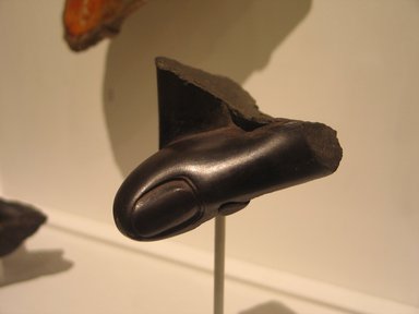  <em>Fragment of a Hand From a Colossal Statue</em>, 664–30 B.C.E. Basalt, 1 13/16 x 3 5/8 x 4 5/16 in. (4.6 x 9.2 x 11 cm). Brooklyn Museum, Charles Edwin Wilbour Fund, 37.264E. Creative Commons-BY (Photo: Brooklyn Museum, CUR.37.264E_bodyparts.jpg)