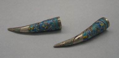  <em>Pair of Fingernail Guards</em>, early 20th century. Silver with enamel, each: 9/16 x 2 9/16 in. (1.4 x 6.5 cm). Brooklyn Museum, Frank L. Babbott Fund, 37.371.168.1-.2. Creative Commons-BY (Photo: Brooklyn Museum, CUR.37.371.168.1-.2_view1.jpg)