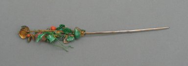  <em>Hair Pin of Insects, Flowers</em>. Color stones, feather mosaic, brass, 13/16 x 7 11/16 in. (2 x 19.5 cm). Brooklyn Museum, Frank L. Babbott Fund, 37.371.254. Creative Commons-BY (Photo: Brooklyn Museum, CUR.37.371.254_front.jpg)