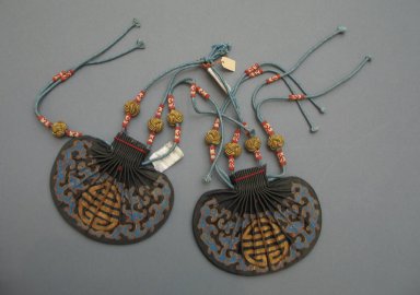  <em>Pair of Pouches</em>, late 19th-early 20th century. Satin, each: 4 5/16 x 3 9/16 in. (11 x 9 cm). Brooklyn Museum, Frank L. Babbott Fund, 37.371.322a-b. Creative Commons-BY (Photo: Brooklyn Museum, CUR.37.371.322a-b.jpg)