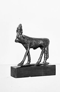  <em>Small Figurine of a Hathor Cow</em>. Bronze, 2 5/8 × 2 3/16 in. (6.6 × 5.5 cm). Brooklyn Museum, Charles Edwin Wilbour Fund, 37.381E. Creative Commons-BY (Photo: Brooklyn Museum, CUR.37.381E_NegID_37.551E_GRPA_cropped_bw.jpg)
