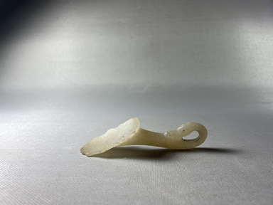  <em>Handle of an Dish in Shape of a Duck's Head</em>, ca. 1539-1292 B.C.E. Egyptian alabaster (calcite), 1 1/8 × 1 × 3 15/16 in. (2.8 × 2.5 × 10 cm). Brooklyn Museum, Charles Edwin Wilbour Fund, 37.390E. Creative Commons-BY (Photo: Brooklyn Museum, CUR.37.390E_view01.jpg)