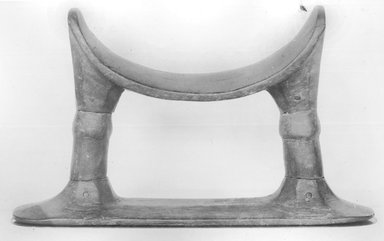  <em>Headrest with Two Supports</em>, ca. 1539–1075 B.C.E. Wood, 6 5/16 x 2 3/4 x 10 7/16 in. (16 x 7 x 26.5 cm). Brooklyn Museum, Charles Edwin Wilbour Fund, 37.442E. Creative Commons-BY (Photo: Brooklyn Museum, CUR.37.442E_print_bw.jpg)