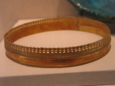  <em>Circlet</em>, ca. 1295–1070 B.C.E. Gold, 1 1/8 × 1/16 × 6 9/16 in., 1.1 lb. (2.8 × 0.2 × 16.6 cm, 0.5kg). Brooklyn Museum, Charles Edwin Wilbour Fund, 37.702E. Creative Commons-BY (Photo: Brooklyn Museum, CUR.37.702E_wwgA-1.jpg)