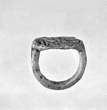  <em>Signet Ring Bearing Cartouche of Tutankhamun</em>, ca. 1329-1322 B.C.E. Faience, 13/16 x 1/2 x 3/4 in. (2 x 1.2 x 1.9 cm). Brooklyn Museum, Charles Edwin Wilbour Fund, 37.889E. Creative Commons-BY (Photo: Brooklyn Museum, CUR.37.889E_NegGRPA_cropped_bw.jpg)