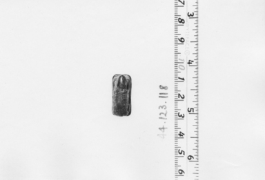  <em>Stamp-seal with Crouched Animal</em>. Steatite, glaze, 3/8 in. (1 cm). Brooklyn Museum, Charles Edwin Wilbour Fund, 44.123.118. Creative Commons-BY (Photo: , CUR.44.123.118_NegA_print_bw.jpg)