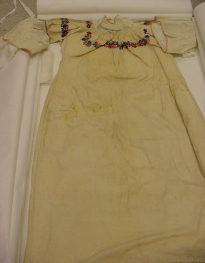  <em>Woman's Blouse</em>, ca. 1945. Cotton, rayon(?), silk(?), 46 x 48 in. (116.8 x 121.9 cm). Brooklyn Museum, Gift of Carolyn Schnurer, 45.108.4. Creative Commons-BY (Photo: Brooklyn Museum, CUR.45.108.4.jpg)