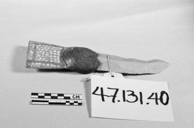 Warramunga. <em>Knife with Short Handle</em>, 19th or 20th century. Quartzite, wood, plant gum or resin, ochre, 9 1/2 x 2 1/2 x 1 in. (24.1 x 6.4 x 2.5 cm). Brooklyn Museum, Henry L. Batterman Fund, 47.131.40. Creative Commons-BY (Photo: Brooklyn Museum, CUR.47.131.40_bw.jpg)