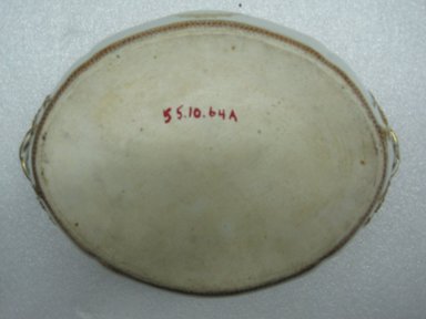  <em>Oval Tureen with Cover</em>, 1785-1800. Porcelain, 5 3/4 x 8 1/4 x 12 in. (14.6 x 21 x 30.5 cm). Brooklyn Museum, The Helena Woolworth McCann Trade Procelain Collection, Gift of the Winfield Foundation, 55.10.64a-b. Creative Commons-BY (Photo: Brooklyn Museum, CUR.55.10.64a_bottom.jpg)
