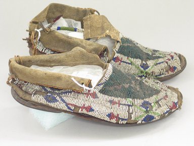  <em>North American Indian Moccasins</em>, late 19th century. Leather, beads, sinew Brooklyn Museum, Gift of Herman Delman, 55.16.21a-b. Creative Commons-BY (Photo: Brooklyn Museum, CUR.55.16.21a-b_view1.jpg)