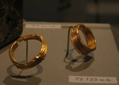  <em>Corrugated Hoops</em>, ca. 1539-1292 B.C.E. Gold, 72.123a: 1 5/8 x 1/2 x 1 7/16 in. (4.1 x 1.3 x 3.7 cm). Brooklyn Museum, Charles Edwin Wilbour Fund, 72.123a-b. Creative Commons-BY (Photo: Brooklyn Museum, CUR.72.123a-b_erg456.jpg)