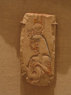  <em>Unidentified Queen</em>, ca. 1352–1336 B.C.E. or slightly later. Limestone, pigment, 4 5/16 x 7/16 in. (11 x 1.1 cm). Brooklyn Museum, Charles Edwin Wilbour Fund, 73.67.2. Creative Commons-BY (Photo: Brooklyn Museum, CUR.73.67.2_wwg7.jpg)