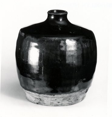  <em>Wine Bottle</em>, ca. 15th-16th century. Henan ware, 5 5/8 x 5 1/8 in. (14.3 x 13 cm). Brooklyn Museum, Gift of Dr. Myron Arlen, 80.251.3. Creative Commons-BY (Photo: Brooklyn Museum, CUR.80.251.3_bw.jpg)