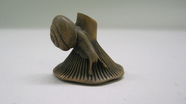  <em>Netsuke depicting Mushroom and Snail</em>, 19th–20th century. Wood, 1 3/8 in. (3.5 cm). Brooklyn Museum, Anonymous gift, 80.255.22. Creative Commons-BY (Photo: , CUR.80.255.22.jpg)