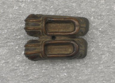 <em>Toggle</em>, 19th century. Wood, length: 1 3/4 in. (4.4 cm). Brooklyn Museum, Anonymous gift, 80.255.27 (Photo: Brooklyn Museum, CUR.80.255.27_view1.jpg)