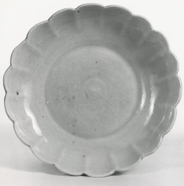  <em>Dish with Foliated Mouth</em>, 960-1271. Porcelain, 1 x 4 1/4 in. (2.5 x 10.8 cm). Brooklyn Museum, Gift of Dr. Ralph C. Marcove, 84.198.15. Creative Commons-BY (Photo: Brooklyn Museum, CUR.84.198.15_bw.jpg)