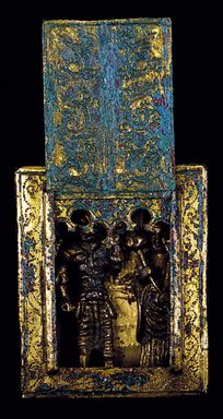  <em>Personal Shrine with Bodhisattva Gwaneum (Avalokiteshvara) and Guardian Figure</em>, 10th-12th century. Gilt bronze, 1 13/16 × 1 1/2 in. (4.6 × 3.8 cm). Lent by the Carroll Family Collection, L2021.3.10a-b (Photo: , CUR.L2021.3.10a-b_view01.jpg)