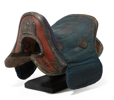  <em>Saddle</em>, 18th – 19th century. Wood, iron, silver, cloth, leather, shagreen, lacquer, 11 × 14 × 19 in. (27.9 × 35.6 × 48.3 cm). Lent by the Carroll Family Collection, L2023.3 (Photo: Photo: Bonhams, CUR.L2023.3_threequarter.jpg)