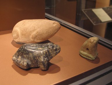  <em>Figure of a Frog</em>, ca. 3000–2675 B.C.E. Limestone, 2 3/16 x 5 7/16 in. (5.5 x 13.8 cm). Anonymous loan, L58.2.4. Creative Commons-BY (Photo: , CUR.L58.2.2_L58.2.4_L58.2.6_erg3.jpg)