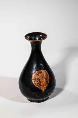  <em>Vase with Leaf Decoration</em>, 12th century. Jizhou ware: ceramic with glaze, 10 1/16 × 5 1/2 in. (25.5 × 14 cm). Brooklyn Museum, Gift of the Carroll Family Collection, 2021.17.2 (Photo: Image courtesy of the donor., CUR.TL2020.12.2.jpg)