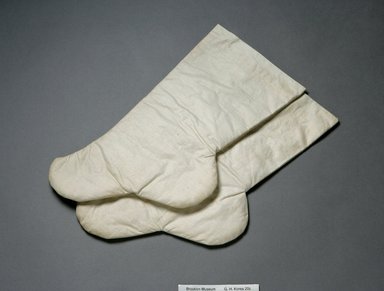  <em>Pair of Stockings (Beoseon)</em>, 19th-early 20th century. Cotton, linen, 7 11/16 in. (19.6 cm). Brooklyn Museum, Brooklyn Museum Collection, X1137a-b. Creative Commons-BY (Photo: Brooklyn Museum (in collaboration with National Research Institute of Cultural Heritage, Daejon, Korea), CUR.X1137a-b_Heon-Kang_photo_NRICH.jpg)