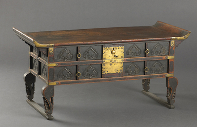  <em>Scholar's Desk</em>, 18th century. Gingko wood, brass, 12 13/16 × 28 3/8 × 12 3/16 in. (32.5 × 72 × 31 cm). Lent by the Carroll Family Collection, L2022.2.8. Creative Commons-BY (Photo: Image courtesy of Joseph Carroll, L2022.2.8.jpg)