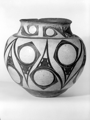 A:shiwi (Zuni Pueblo). <em>Large Storage Jar</em>, late 19th-early 20th century. Clay, slip, 12 x 13 x 13in. (30.5 x 33 x 33cm). Brooklyn Museum, Brooklyn Museum Collection, X949.2. Creative Commons-BY (Photo: Brooklyn Museum, X949.2_bw.jpg)