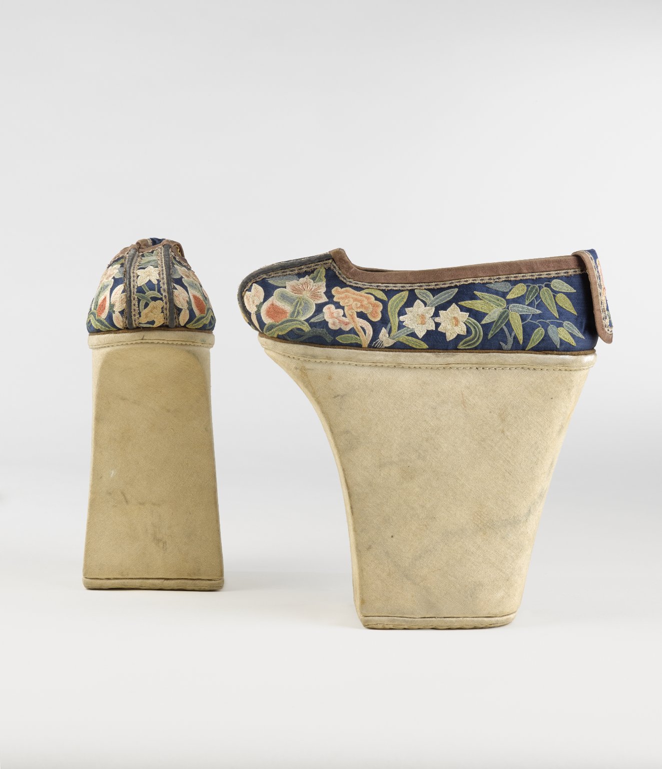 満州族の女性の靴。中国、19世紀 [1323 x 1536] : r/ArtefactPorn