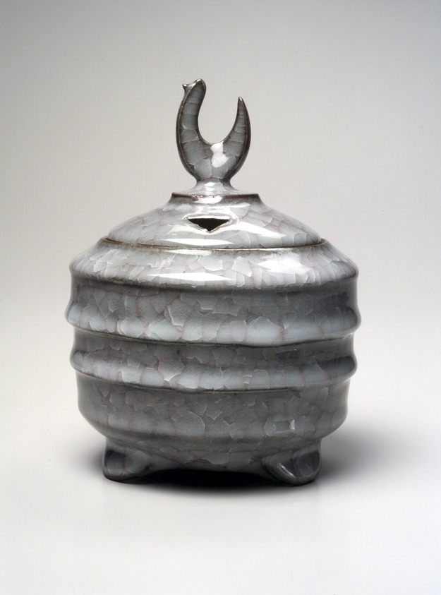 Kishimoto Kennin (Japanese, born 1934). <em>Standing Crane (Tachizuru)</em>, 2000. Porcelain with crackled grey-grey celadon glaze, with cover: 5 1/4 x 5 1/4 in. (13.3 x 13.3 cm). Brooklyn Museum, Gift of Joan B. Mirviss, 2002.96.2a-b. © artist or artist's estate (Photo: Brooklyn Museum, 2002.96.2a-b_transp5844.jpg)