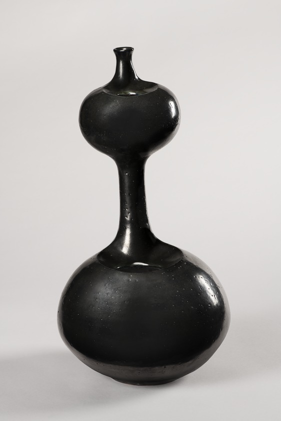 Earl Hooks (American, 1927 – 2005). <em>Vessel</em>, 1957. Thrown and hand-built glazed stoneware, 17 × 8 × 8 in. (43.2 × 20.3 × 20.3 cm). Brooklyn Museum, Museum Collection Fund, 2022.44 (Photo: Brooklyn Museum, 2022.44_PS22.jpg)