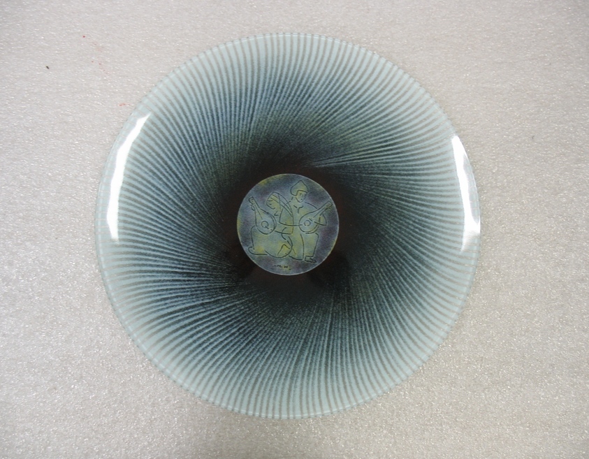 Maurice Heaton (American, born Switzerland 1900–1990). <em>Plate</em>, ca. 1965. Glass, height: 5/8 in. (1.6 cm); diameter: 13 3/4 in. (34.9 cm). Brooklyn Museum, Gift of Janice Gottesman in honor of Joan Nissman and Morton Abromson, 2009.50 (Photo: Brooklyn Museum, CUR.2009.50.jpg)